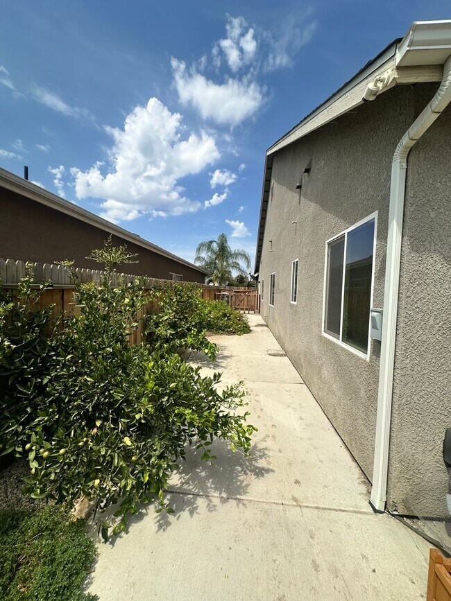 Building Photo - 2548 N Kayenta St