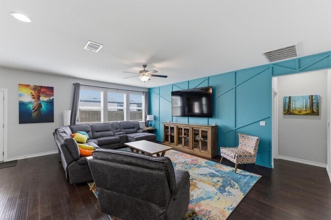 Building Photo - 2009 Los Olivios Wy