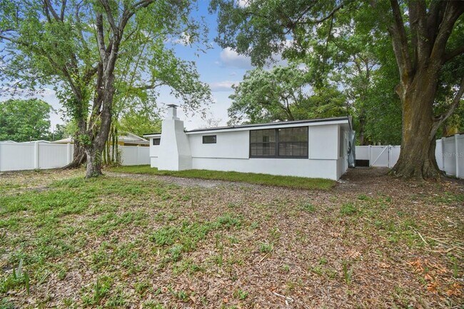 Building Photo - 4910 N Darby Ave