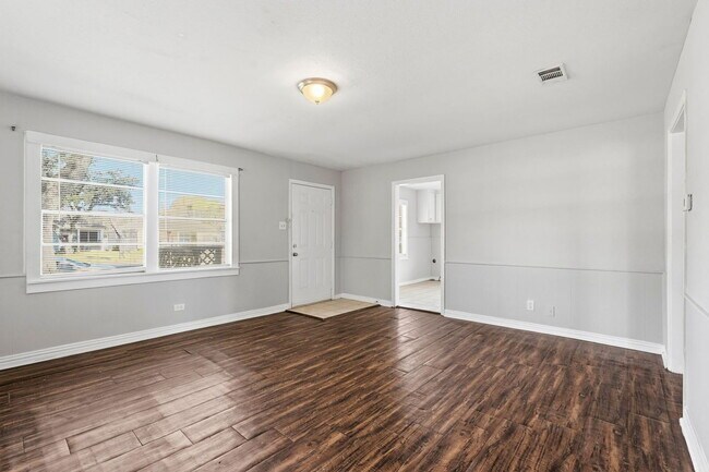 Building Photo - 729 13th Ave N