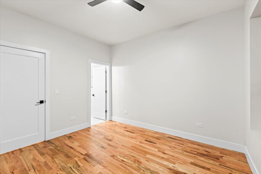 Master bedroom - 6128 S Rhodes Ave