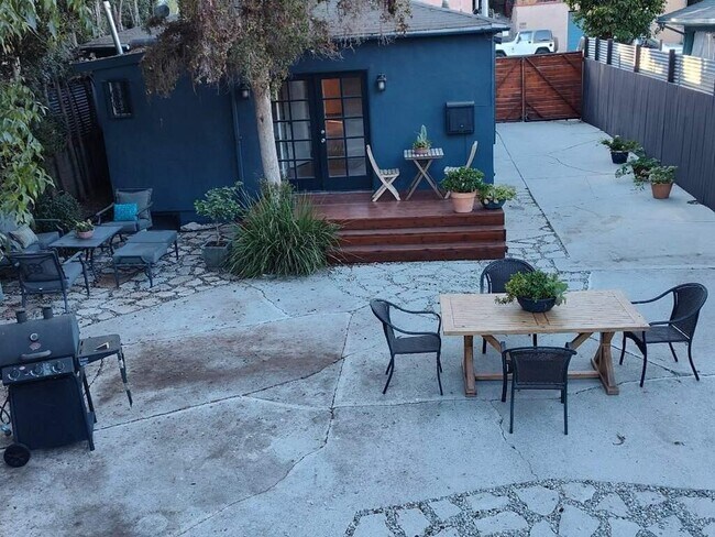Wonderful entertainment space with plenty of parking - 1444 Silver Lake Blvd