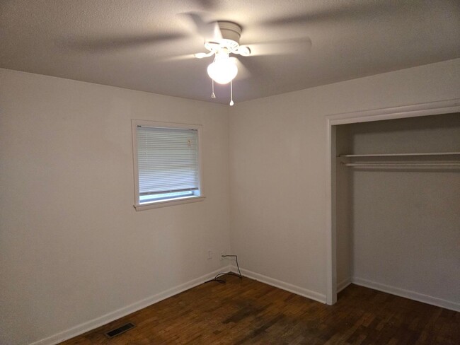 Building Photo - How amazing is this 3 BR 1 BTH home? You'l...