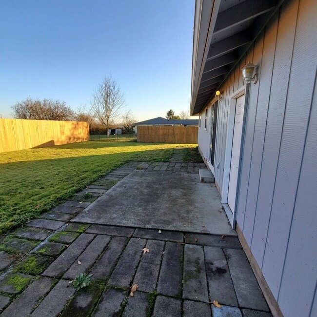 Building Photo - Cozy 2 Bed, 1 Bath duplex with large yard - Won't Last Long!