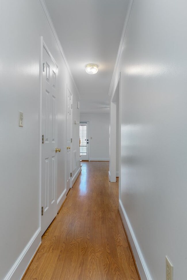 Building Photo - Quiet Neighborhood in a Conveniently Locat...