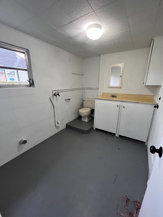 Building Photo - 1017 Hardwick Ave