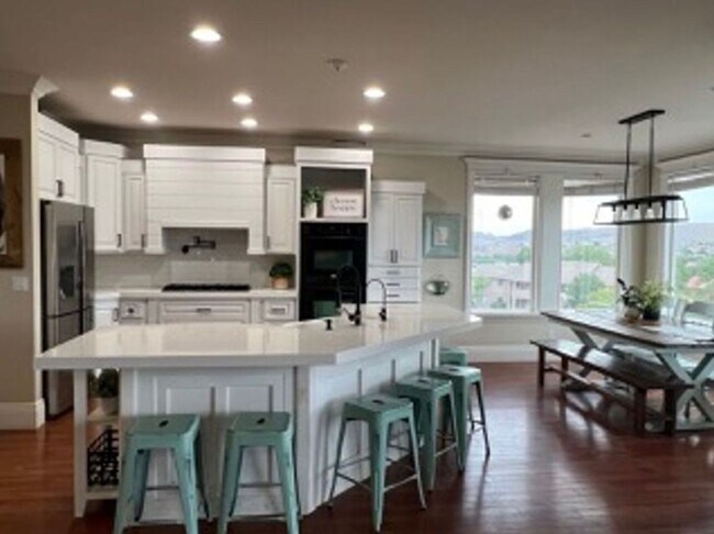 Building Photo - Beautiful, 6 Bedroom Home!