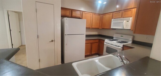 Building Photo - 6868 Sky Pointe Dr
