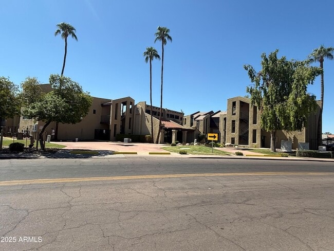 Building Photo - 461 W Holmes Ave