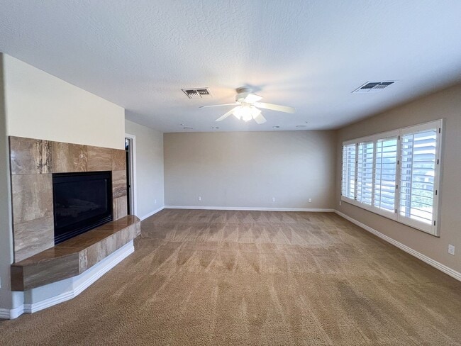 Building Photo - Stunning 5 bed/ 3.5 Bath in Pleasant Valley