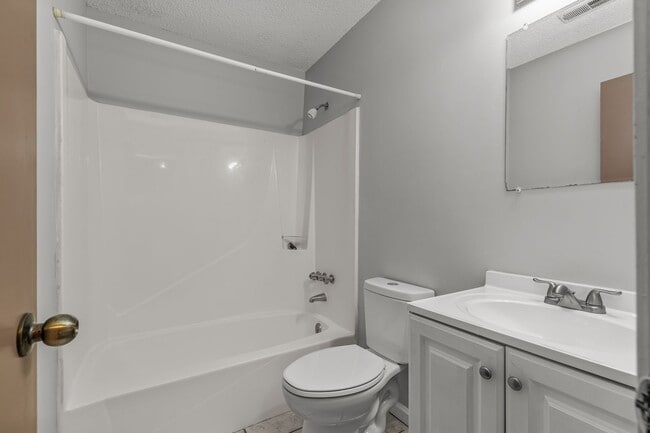 Building Photo - 2 Bedroom, 2 Bathroom Home