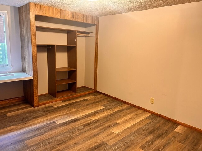 Building Photo - 4 Bedroom, 2 Bathroom in the Lower Rattles...