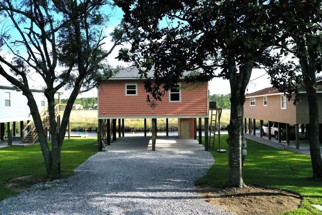 Building Photo - Fully furnished 2-bedroom house on the bayou