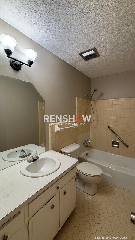 Building Photo - 3919 Dante Ave