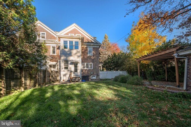 Building Photo - 709 E 20th St