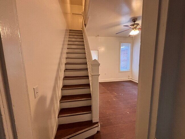 Building Photo - 738 W Poplar St