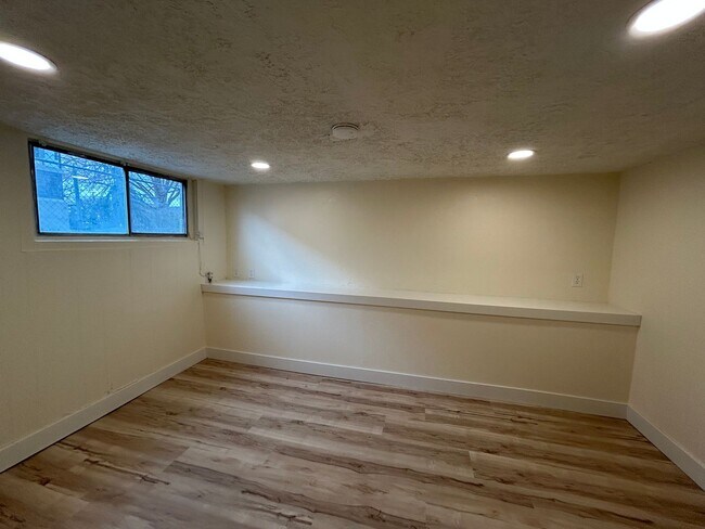 Building Photo - Angulo 421 S Duplex