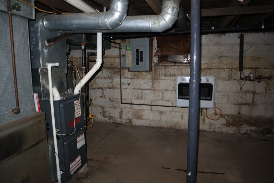 Building Photo - 504 Underwood Ave