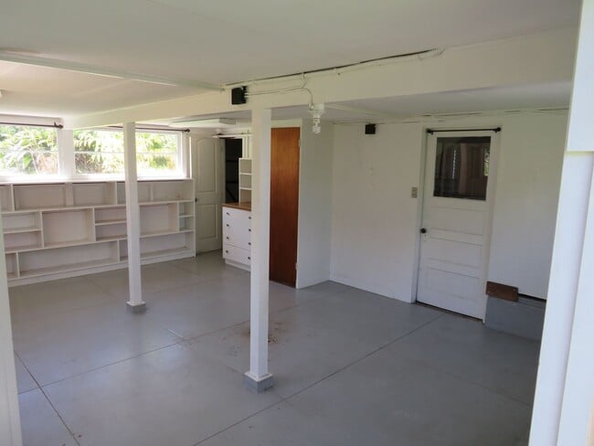 Building Photo - 18 Lono St