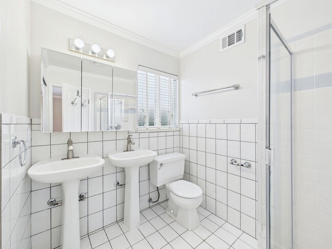 Building Photo - Stunning Turnkey Home in Cambrian!