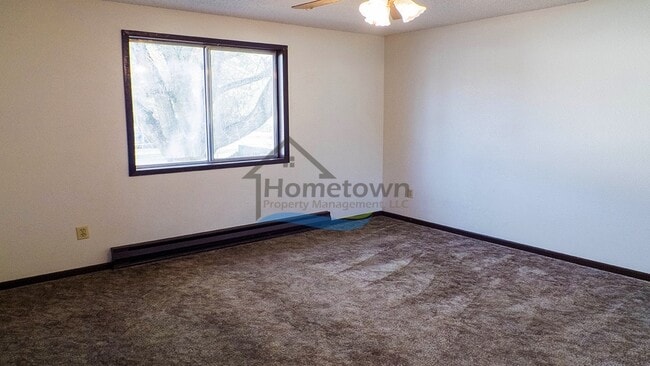 Building Photo - 3 Bed 1.5 Bath with Garage & Fenced Yard