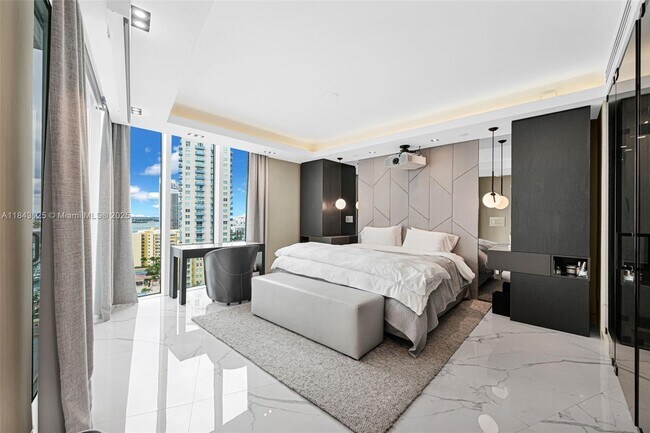 Building Photo - 1000 South Pointe Dr