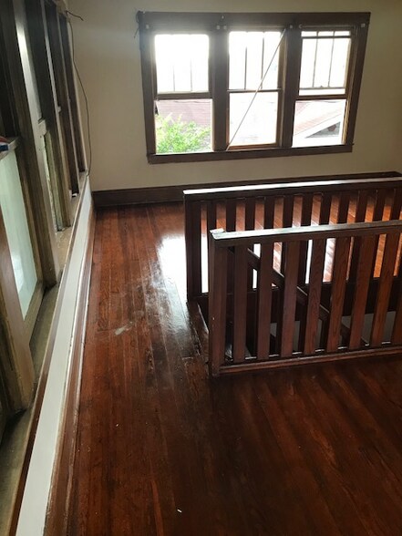 Building Photo - 617 Moulton St E