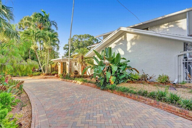 Building Photo - 2120 SW 28th Way