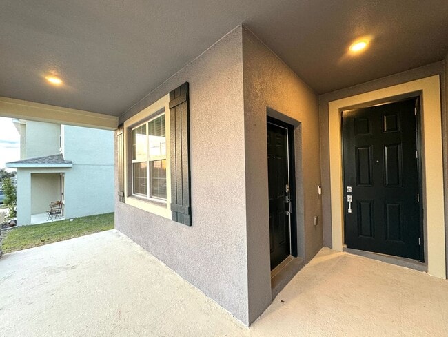 Building Photo - Rare find In-Law suite Home! Single family house with Separate entry and kitchen, laundry set!