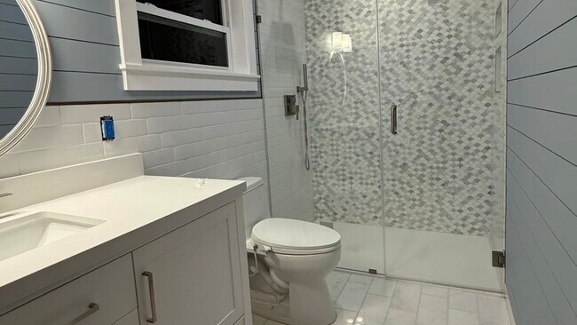 Building Photo - 2732 Weeks Ave