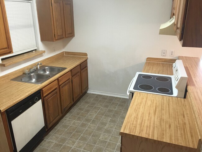 Building Photo - 3-2 DUPLEX! AVAILABLE NOW