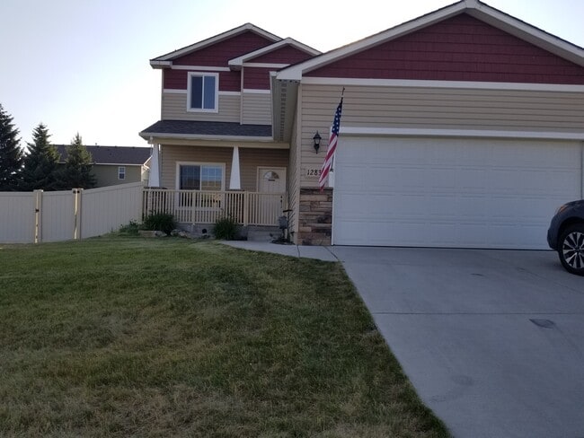 Primary Photo - Beautiful well maintained 4 bedroom 3 bath...