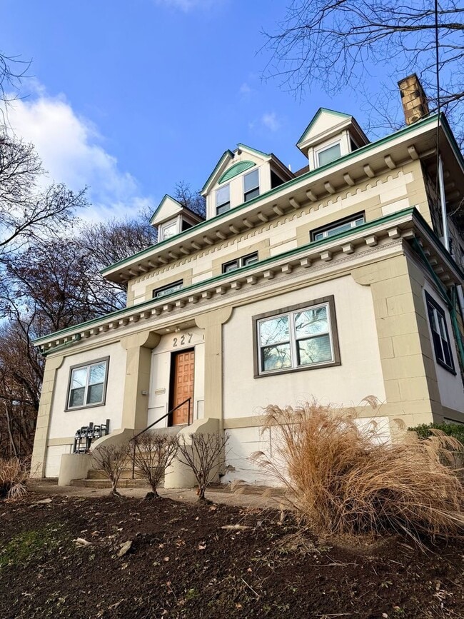 Building Photo - 227 N Negley Ave