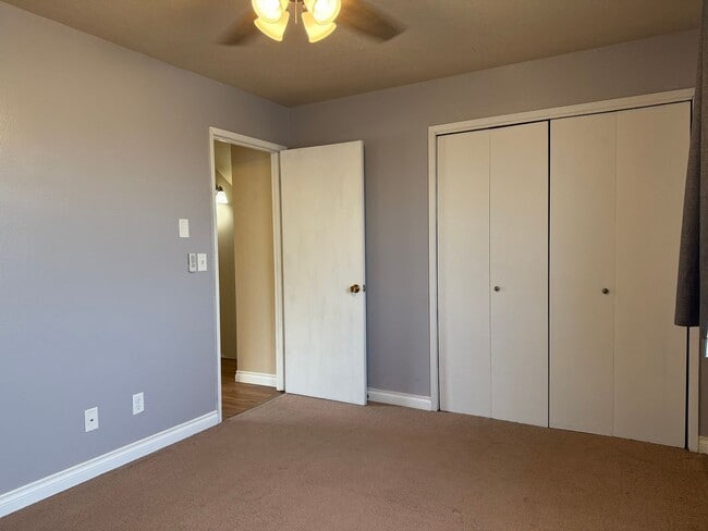 Building Photo - 806-808 W 6th Ave