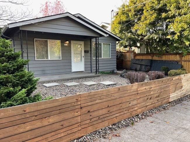 Building Photo - 4911 NE 27th Ave