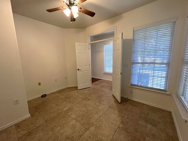 Building Photo - 815 Prairie Grass Ln
