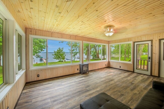 Building Photo - Rare green lake lake home for long term re...