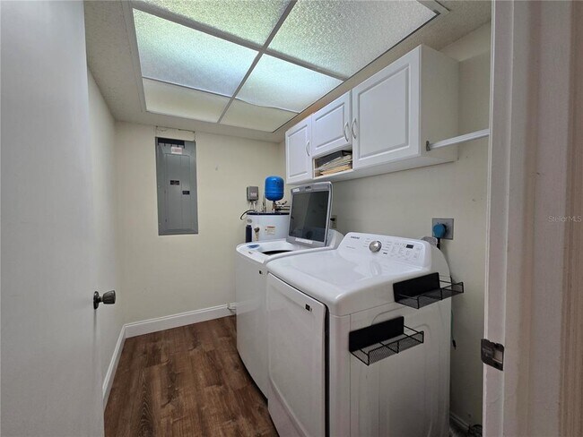 Building Photo - 300 Cypress Creek Cir