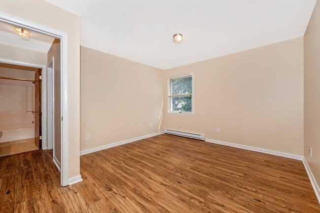 Building Photo - Apartment w/Parking