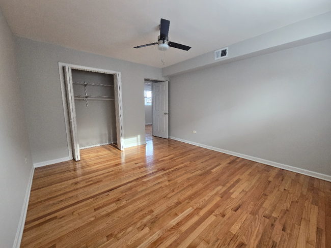 Building Photo - 2214 W Touhy Ave