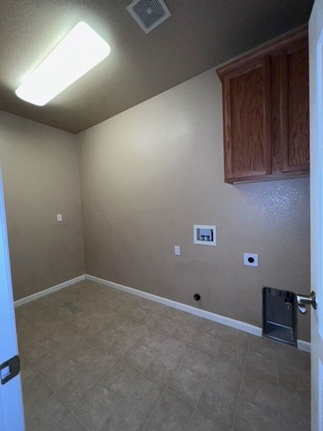 Building Photo - 6 Bedroom, 4 Bath Home close to schools an...