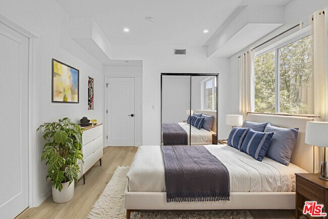 Building Photo - 10826 3/4-10824 Hesby St