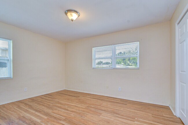 Building Photo - 5634 9th Ave N