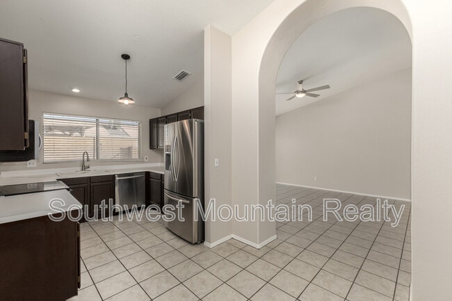 Building Photo - 5526 E Forge Ave