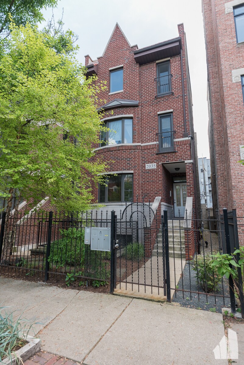Building Photo - 2035 W Crystal St