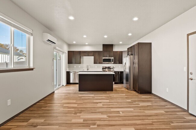 Building Photo - Modern Valley Town Home!