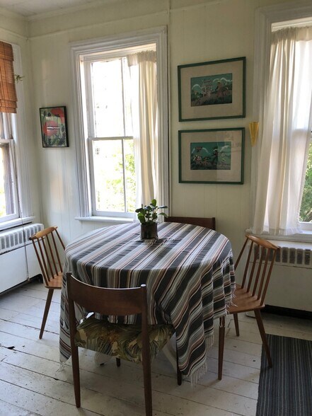 eat in kitchen - 74 S Main St