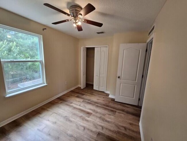 Building Photo - 3/2 with fenced in yard!