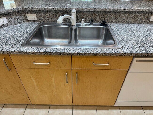 Building Photo - SPACIOUS BOTTOM FLOOR 2 BEDROOM IN THE GATED MANHATTAN CONDOS