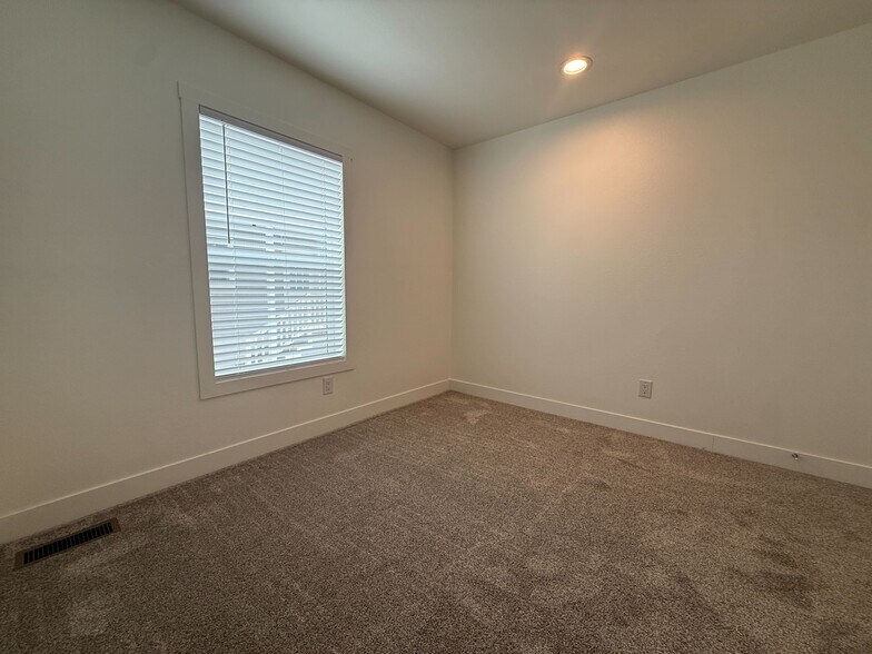 Building Photo - 3601 E Wyoming Ave